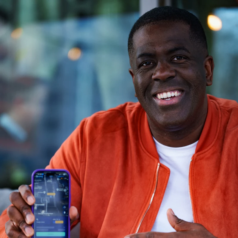Vincent met de LekkerParkeren-app op zijn telefoon